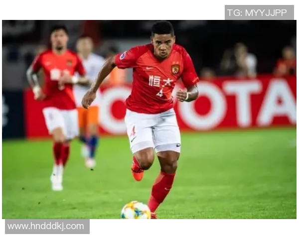 足球明星亲自为美女签名的视频瞬间引发热议，粉丝们纷纷围观争相记录这难忘时刻