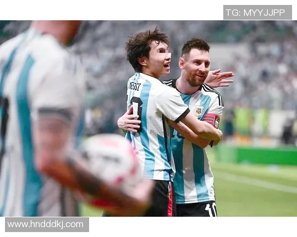 近日足球明星的搜索热度激增引发媒体关注与球迷热议